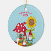 青い背景の庭の格言のカップル セラミックオーナメント (左)