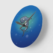 青い背景の微笑のおもしろいな鮫 ラウンド壁時計 (傾斜)