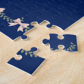 青い背景の新郎新婦付きピンク ジグソーパズル (側面)