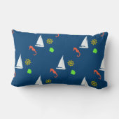 青い背景の枕を二つのサイズで帆船 ランバークッション (裏面)