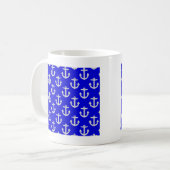 青い背景の白いいかり コーヒーマグカップ (正面左)