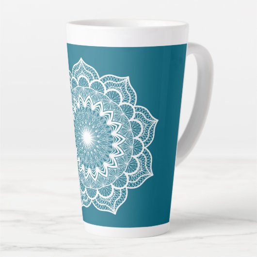 青い背景の白い曼荼羅 カフェラテマグ (右アングル)