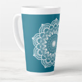 青い背景の白い曼荼羅 カフェラテマグ (左アングル)