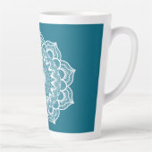 青い背景の白い曼荼羅 カフェラテマグ (右)