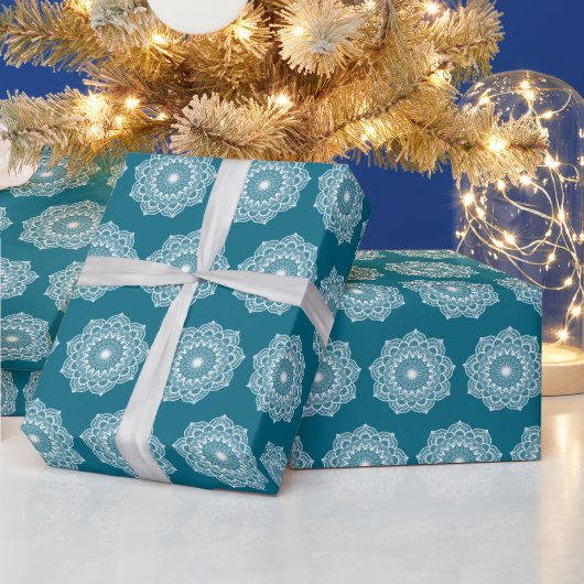 青い背景の白い曼荼羅 ラッピングペーパー (クリスマス)