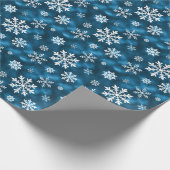 青い背景の白い雪の結晶模様 冬 ラッピングペーパー (角)