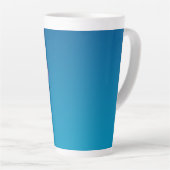 青い背景の紫色の四角い花 カフェラテマグ (右アングル)