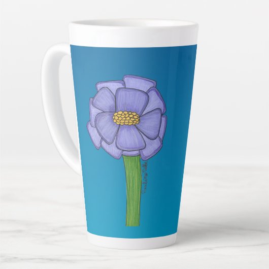 青い背景の紫色の四角い花 カフェラテマグ (左アングル)