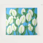 青い背景の組織に淡い色の白い睡蓮 タペストリー (正面(横))