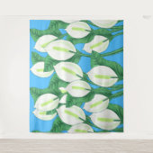青い背景の組織に淡い色の白い睡蓮 タペストリー (正面)