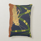 青い背景の緑の草の中のバッタ アクセントクッション (裏面(縦))