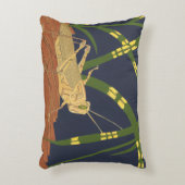 青い背景の緑の草の中のバッタ アクセントクッション (正面(垂直))