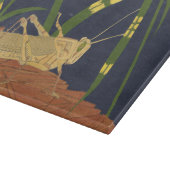 青い背景の緑の草の中のバッタ カッティングボード (角)