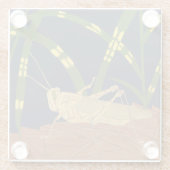 青い背景の緑の草の中のバッタ ガラスコースター (裏面)