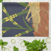 青い背景の緑の草の中のバッタ キッチンタオル (折り畳み)