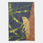 青い背景の緑の草の中のバッタ キッチンタオル (縦)