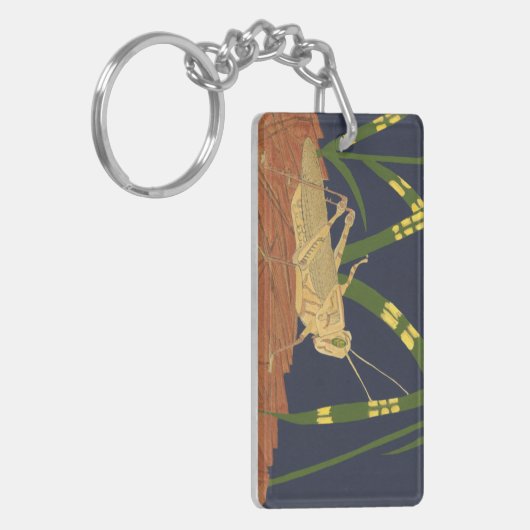 青い背景の緑の草の中のバッタ キーホルダー (正面左)