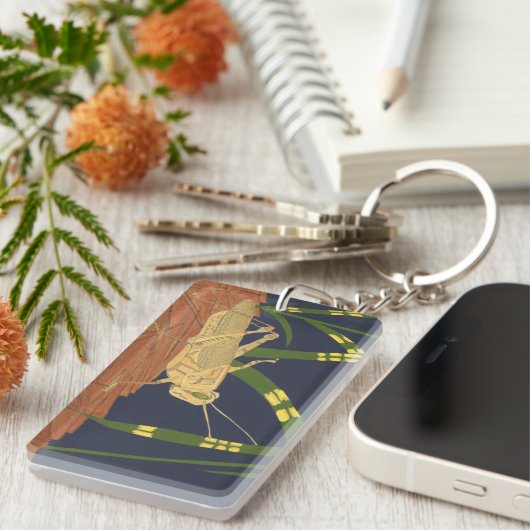 青い背景の緑の草の中のバッタ キーホルダー (正面右)