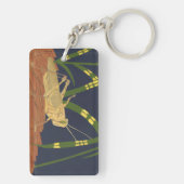 青い背景の緑の草の中のバッタ キーホルダー (裏面)