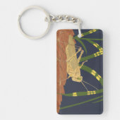 青い背景の緑の草の中のバッタ キーホルダー (正面)