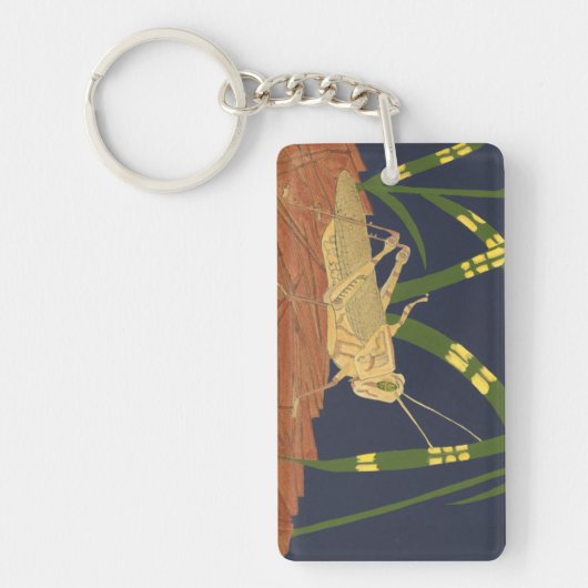 青い背景の緑の草の中のバッタ キーホルダー (正面)