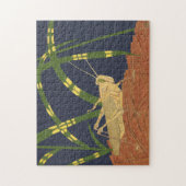 青い背景の緑の草の中のバッタ ジグソーパズル (縦)