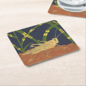 青い背景の緑の草の中のバッタ スクエアペーパーコースター (アングル)