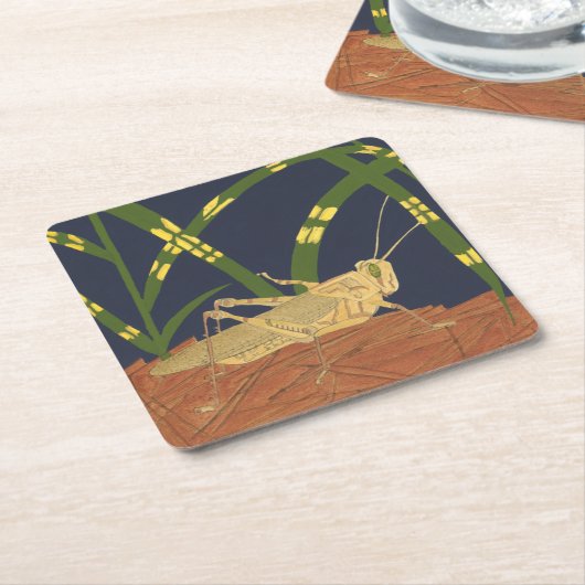 青い背景の緑の草の中のバッタ スクエアペーパーコースター (アングル)