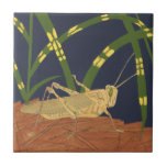 青い背景の緑の草の中のバッタ タイル<br><div class="desc">深いの緑は青い背景と絵画完全に融合し、ニーナ・テンサーのこの作品に感じ夕べの一つを作成する。両方の色のコントラストと淡い色のバッタの顔。自然愛好家はこの作品を購入し、壁に置お気に入りのけ！</div>