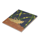 青い背景の緑の草の中のバッタ タイル (側面)