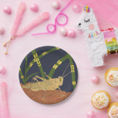 青い背景の緑の草の中のバッタ ペーパープレート (パーティー)