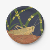 青い背景の緑の草の中のバッタ ペーパープレート (正面)