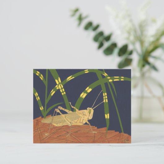 青い背景の緑の草の中のバッタ ポストカード (スタンド正面)