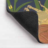 青い背景の緑の草の中のバッタ マウスパッド (コーナー)