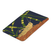 青い背景の緑の草の中のバッタ マグネット (左側)