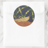 青い背景の緑の草の中のバッタ ラウンドシール (バッグ)