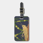 青い背景の緑の草の中のバッタ ラゲッジタグ (正面縦)