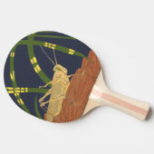 青い背景の緑の草の中のバッタ 卓球ラケット (横)