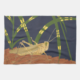 青い背景の芝生のバッタ キッチンタオル