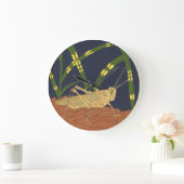 青い背景の芝生のバッタ ラージ壁時計 (ホーム)