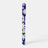 青い背景の花柄 iPhone 16ケース (右側面)