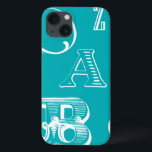 青い背景の装飾文字 iPhone 13ケース<br><div class="desc">青い背景の装飾文字のこのプリントを購入すると、本物のアルファベットスープが待っている。Vision Studioの作成は、子供の素晴らし部屋や彼らの遊び部屋に追加されるだろう。今日プリントだ！</div>