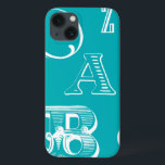 青い背景の装飾文字 iPhone 13ケース<br><div class="desc">青い背景の装飾文字のこのプリントを購入すると、本物のアルファベットスープが待っている。Vision Studioの作成は、子供の素晴らし部屋や彼らの遊び部屋に追加されるだろう。今日プリントだ！</div>