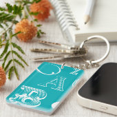 青い背景の装飾的な手紙 キーホルダー (正面右)