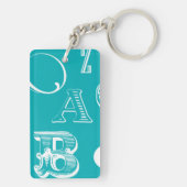 青い背景の装飾的な手紙 キーホルダー (裏面)