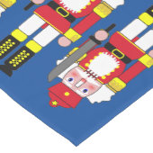 青い背景の赤と黒のナツクラッカー ミディアムテーブルランナー (コーナー)