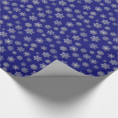青い背景の銀製の雪片 ラッピングペーパー (角)