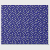 青い背景の銀製の雪片 ラッピングペーパー (フラット)