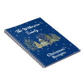 青い背景の雪の降る冬の森の水彩画の木々 ノートブック (右側)