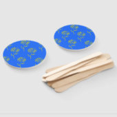 青い背景の黄色い花の輪郭 ハンドファン (組立なし)